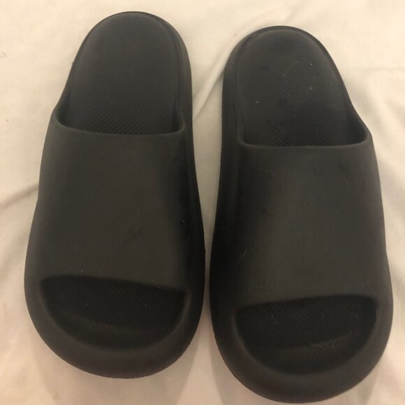 Black Posee Slides - Size 7 - Picture 1 of 5